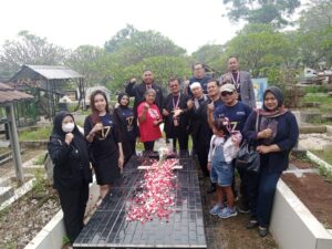 Ziarah Makam Ke Para Senior DPC KAI Karawang Alm. Adv. Anselmus NA Sadipun, S.H. dan Alm. Adv. Toni Mulyana, S.H., M.H.
